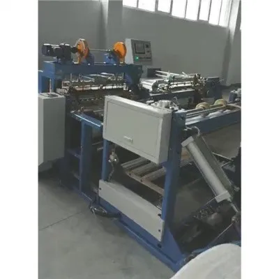 Egyszeres összecsukható vágó- és varrógép